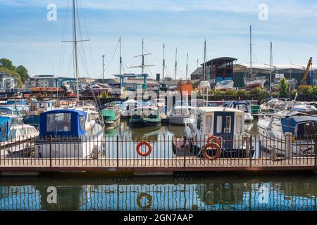 Bristol Marina, vista in estate della città Marina situato nel porto galleggiante nel centro storico di Bristol, Inghilterra, Regno Unito Foto Stock