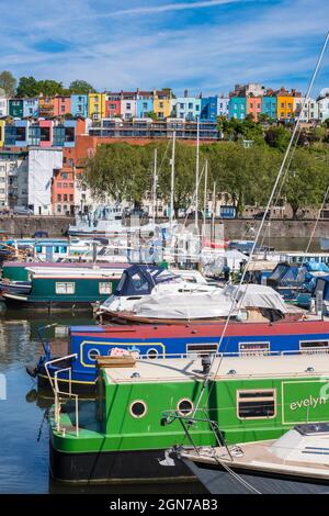 Marina Bristol, vista in estate della Marina della città con le facciate colorate della proprietà nella zona Hotwells visibile in lontananza, Inghilterra, Regno Unito Foto Stock
