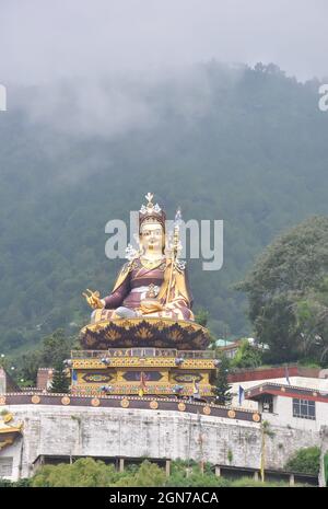 Bella vista della statua gigante di Padmasambhava (Guru Rinpoche) nel lago di Rewalsar (Tso Pema), Himachal Pradesh, India Foto Stock