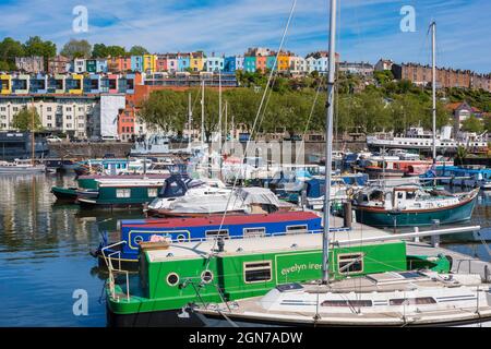 Bristol Marina, vista in estate della città Marina con le facciate colorate della proprietà nella zona Hotwells visibile in lontananza, Inghilterra, Regno Unito Foto Stock