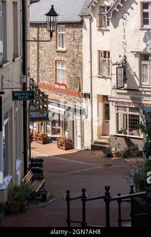 Stretta strada dello shopping in Lynton Devon Inghilterra Foto Stock