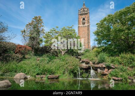 Cabot Tower, vista della torre vittoriana che commemora il 400 ° anniversario del viaggio di Cabot in America, Brandon Hill, Bristol, Inghilterra Regno Unito Foto Stock