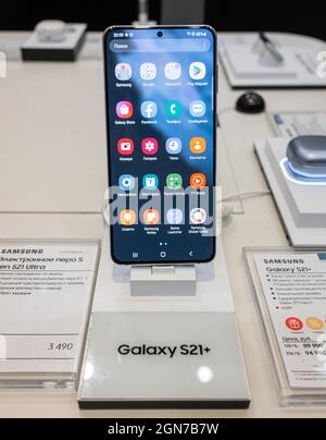 2 settembre 2021, Mosca, Russia. Uno smartphone Samsung Galaxy S21 + su uno storefront. Foto Stock