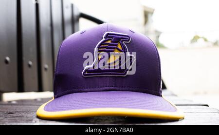 9 settembre 2021 Mosca, Russia. Berretto con logo della squadra di basket Los Angeles Lakers. Foto Stock
