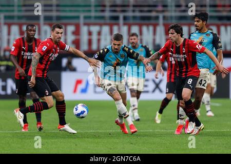 Stadio San Siro, Milano, 22 settembre 2021, Francesco Forte (Venezia FC) lotta per la palla con Alessio Romagnoli (AC Milan) e Sandro Tona Foto Stock