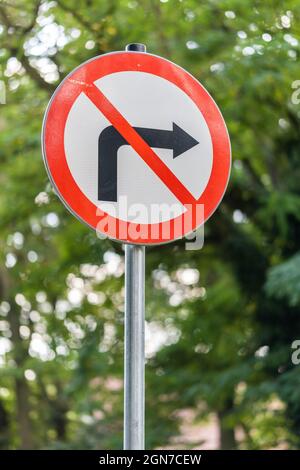 Cartello con la direzione sulla strada Foto Stock