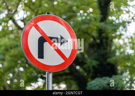 Cartello con la direzione sulla strada Foto Stock