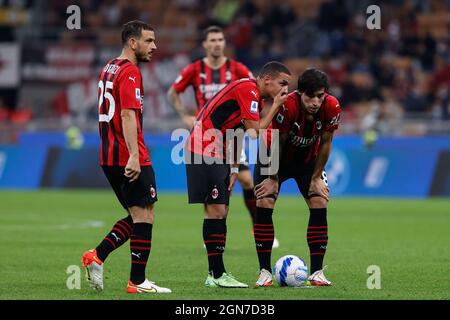 Ismael Bennacer (AC Milan) parla con Sandro tonali (AC Milan) prima di un calcio libero durante l'AC Milan vs Venezia FC, partita di calcio italiana a Milano, settembre 22 2021 Foto Stock