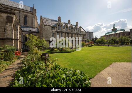 Una vista sul retro della Cattedrale Cattolica Romana di San giovanni Battista e dei suoi giardini Foto Stock