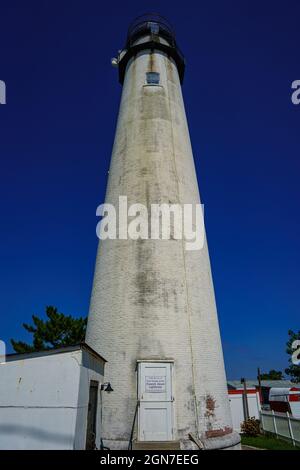 Fenwick Island, DE, USA – 19 settembre 2021: Il marcatore storico al faro di Fenwick Island a Delaware, al confine tra Maryland e Delaware Foto Stock