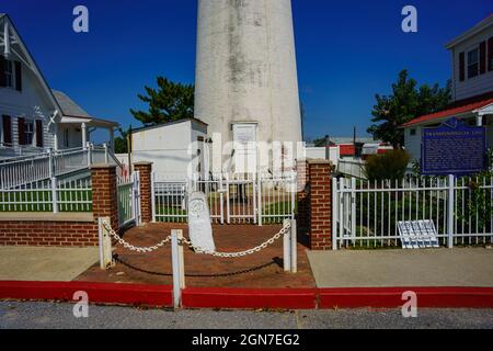 Fenwick Island, DE, USA – 19 settembre 2021: Il marcatore storico al faro di Fenwick Island a Delaware, al confine tra Maryland e Delaware Foto Stock