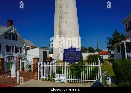 Fenwick Island, DE, USA – 19 settembre 2021: Il marcatore storico al faro di Fenwick Island a Delaware, al confine tra Maryland e Delaware Foto Stock