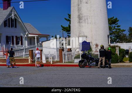 Fenwick Island, DE, USA – 19 settembre 2021: I turisti si fermano presso lo storico faro di Fenwick Island a Delaware, Maryland e De Foto Stock