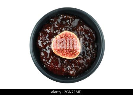 Ciotola con marmellata di fichi e fettine isolate su sfondo bianco Foto Stock