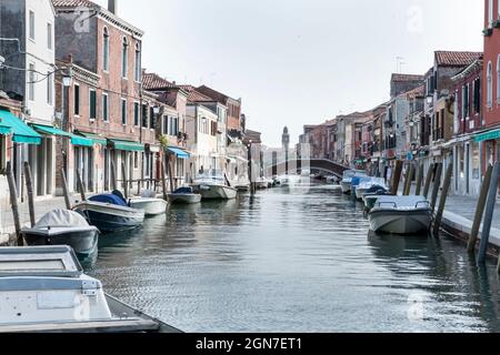Vista su uno dei canali di Murano Foto Stock
