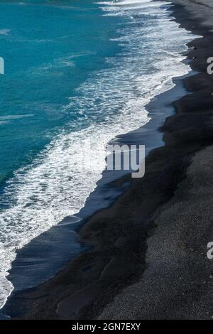Vista aerea astratta della spiaggia di sabbia nera di Reynisfjara in Islanda Foto Stock