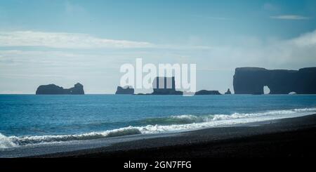 Panorama di Reynisfjara, una famosa spiaggia di sabbia nera nella costa meridionale dell'Islanda Foto Stock