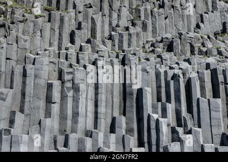 Caverna di colonne basaltiche sulla spiaggia di Reynisfjara in Islanda Foto Stock
