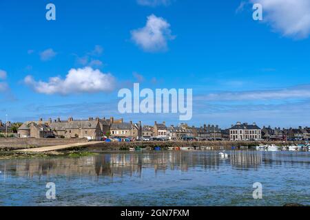 Stadtansicht mit Hafen in Barfleur, Normandie, Frankreich | paesaggio urbano con porto in Barfleur, Normandia, Francia Foto Stock