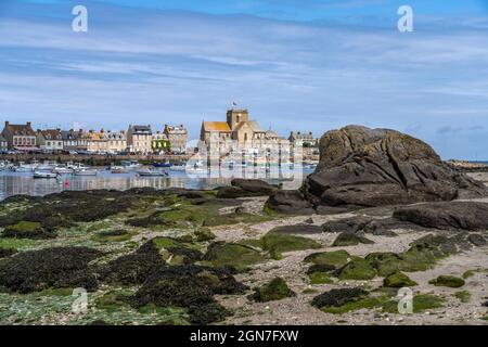 Stadtansicht mit Hafen und Kirche St-Nicolas in Barfleur, Normandie, Frankreich | paesaggio urbano con porto e chiesa di San Nicola in Barfleur, No Foto Stock