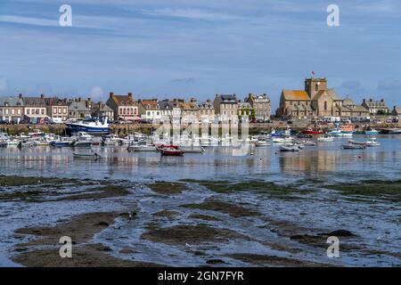 Stadtansicht mit Hafen und Kirche St-Nicolas in Barfleur, Normandie, Frankreich | paesaggio urbano con porto e chiesa di San Nicola in Barfleur, No Foto Stock