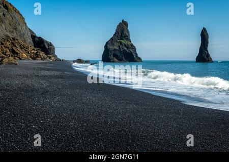Paesaggio di Reynisfjara, una famosa spiaggia di sabbia nera nella costa meridionale dell'Islanda Foto Stock