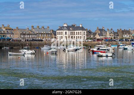 Stadtansicht mit Hafen in Barfleur, Normandie, Frankreich | paesaggio urbano con porto in Barfleur, Normandia, Francia Foto Stock