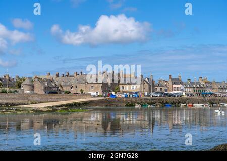 Stadtansicht mit Hafen in Barfleur, Normandie, Frankreich | paesaggio urbano con porto in Barfleur, Normandia, Francia Foto Stock