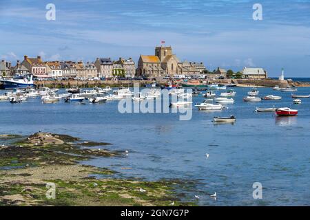 Stadtansicht mit Hafen und Kirche St-Nicolas in Barfleur, Normandie, Frankreich | paesaggio urbano con porto e chiesa di San Nicola in Barfleur, No Foto Stock