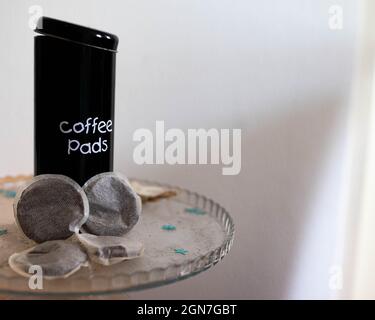 Contenitore di cialde da caffè con decorazione a casa Foto Stock