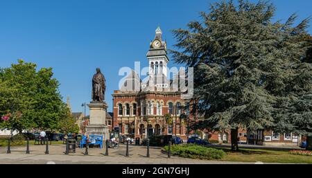 Grantham, Lincolnshire, Regno Unito. La Guildhall su St Peters Hill e la statua di Sir Isaac Newton Foto Stock