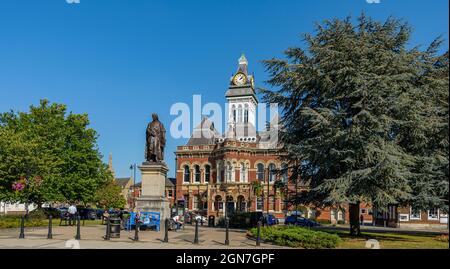 Grantham, Lincolnshire, Regno Unito. La Guildhall su St Peters Hill e la statua di Sir Isaac Newton Foto Stock