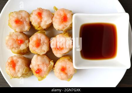 Vista dall'alto di succulenti gnocchi di gamberi e maiale farciti cinesi al vapore o Shumai Foto Stock