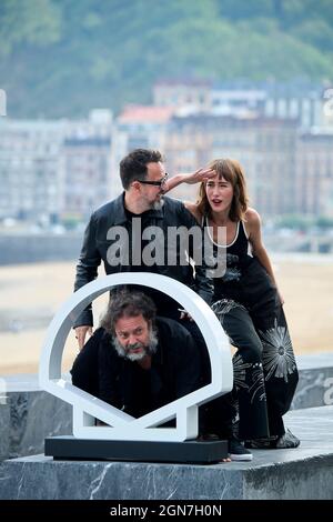 23 settembre 2021, Madrid, Madrid, Spagna: Enrique Lopez Lavigne, Paco Plaza, Almudena Amor ha partecipato alla Fotocall 'la nonna' durante il 69o Festival Internazionale del Film di San Sebastian al Palazzo Kursaal il 23 settembre 2021 a Donostia / San Sebastian, Spagna (Credit Image: © Jack Abuin/ZUMA Press Wire) Foto Stock