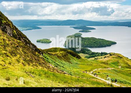 Una vista del Loch Lomond dalla West Highland Way in scozia. Il sentiero scende al lago da Conic Hill Foto Stock