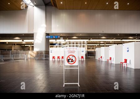 23 settembre 2021, bassa Sassonia, Hannover: Le sedie si trovano in un'area d'attesa presso il centro di vaccinazione nel centro espositivo. Il centro comune di vaccinazione della città e della regione di Hannover presso la zona espositiva cesserà le operazioni il 27.09.2021 dopo circa otto mesi. Foto: Moritz Frankenberg/dpa Foto Stock