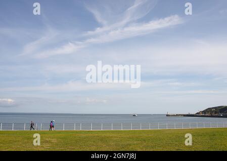 Camminando lungo il lungomare a Newlyn Green, Newlyn. Una parte del South West Coast Path. Newlyn, Cornovaglia Regno Unito Foto Stock