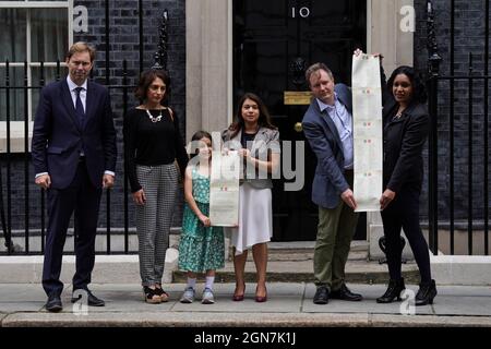 Il MP Tobias Ellwood (a sinistra), Gabriella Ratcliffe (terza a sinistra), il MP Tulip Siddiq (al centro), Richard Ratcliffe (seconda a destra) e i sostenitori consegnano una petizione a 10 Downing Street, Londra, per celebrare il duemila giorni di detenzione in Iran di Nazanin Zaghari-Ratcliffe. Data foto: Giovedì 23 settembre 2021. Foto Stock