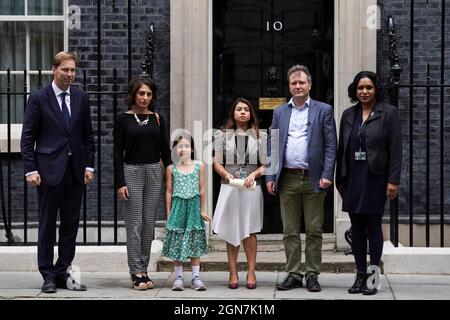 Il MP Tobias Ellwood (a sinistra), Gabriella Ratcliffe (terza a sinistra), il MP Tulip Siddiq (al centro), Richard Ratcliffe (seconda a destra) e i sostenitori consegnano una petizione a 10 Downing Street, Londra, per celebrare il duemila giorni di detenzione in Iran di Nazanin Zaghari-Ratcliffe. Data foto: Giovedì 23 settembre 2021. Foto Stock