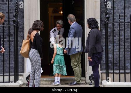 Richard Ratcliffe e sua figlia Gabriella consegnano una petizione a 10 Downing Street a Londra, per celebrare il bimillesimo giorno in cui Nazanin Zaghari-Ratcliffe è stato arrestato in Iran. Data foto: Giovedì 23 settembre 2021. Foto Stock