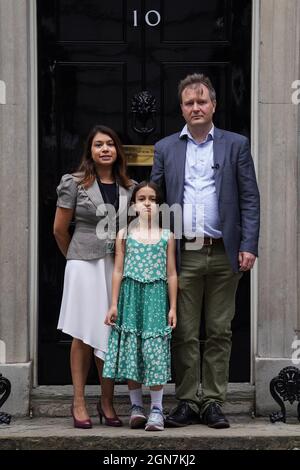 (Da sinistra a destra) il MP Tulip Siddiq, Gabriella Ratcliffe e Richard Ratcliffe consegnano una petizione a 10 Downing Street, Londra, per celebrare il bimillesimo giorno di detenzione in Iran di Nazanin Zaghari-Ratcliffe. Data foto: Giovedì 23 settembre 2021. Foto Stock