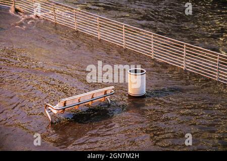 20 gennaio 2021. Salford, Manchester, Inghilterra. Il fiume Irwell, dove scorre tra le città di Salford e Manchester trabocca sulla pavimentazione vicino al Lowry Hotel seguendo Storm Christoph.Pictures di Phil Foto Stock