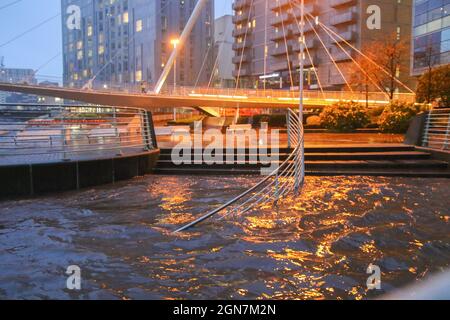 20 gennaio 2021. Salford, Manchester, Inghilterra. Il fiume Irwell, dove scorre tra le città di Salford e Manchester trabocca sulla pavimentazione vicino al Lowry Hotel seguendo Storm Christoph.Pictures di Phil Taylor ARPS. Foto Stock