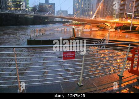 20 gennaio 2021. Salford, Manchester, Inghilterra. Il fiume Irwell, dove scorre tra le città di Salford e Manchester trabocca sulla pavimentazione vicino al Lowry Hotel seguendo Storm Christoph.Pictures di Phil Taylor ARPS. Foto Stock