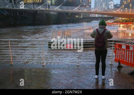 20 gennaio 2021. Salford, Manchester, Inghilterra. Il fiume Irwell, dove scorre tra le città di Salford e Manchester trabocca sulla pavimentazione vicino al Lowry Hotel seguendo Storm Christoph.Pictures di Phil Taylor ARPS. Foto Stock