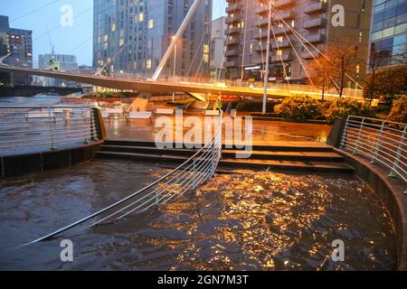 20 gennaio 2021. Salford, Manchester, Inghilterra. Il fiume Irwell, dove scorre tra le città di Salford e Manchester trabocca sulla pavimentazione vicino al Lowry Hotel seguendo Storm Christoph.Pictures di Phil Taylor ARPS. Foto Stock