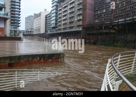 20 gennaio 2021. Salford, Manchester, Inghilterra. Il fiume Irwell, dove scorre tra le città di Salford e Manchester trabocca sulla pavimentazione vicino al Lowry Hotel seguendo Storm Christoph.Pictures di Phil Taylor ARPS. Foto Stock