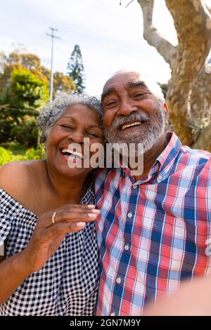 Felice african american Senior Couple prendere selfie e abbraccio Foto Stock