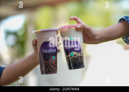 Kuala Lumpur, Malesia - 23 agosto 2021: Mani in mano con una tazza di bevanda Tealive. Tealive è una popolare azienda di bevande con più di 600 punti vendita Foto Stock