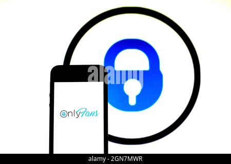 Spagna. 16 settembre 2021. In questa illustrazione della foto viene visualizzato il logo OnlyFans sullo smartphone e sullo sfondo. (Credit Image: © Thiago Prudencio/SOPA Images via ZUMA Press Wire) Foto Stock